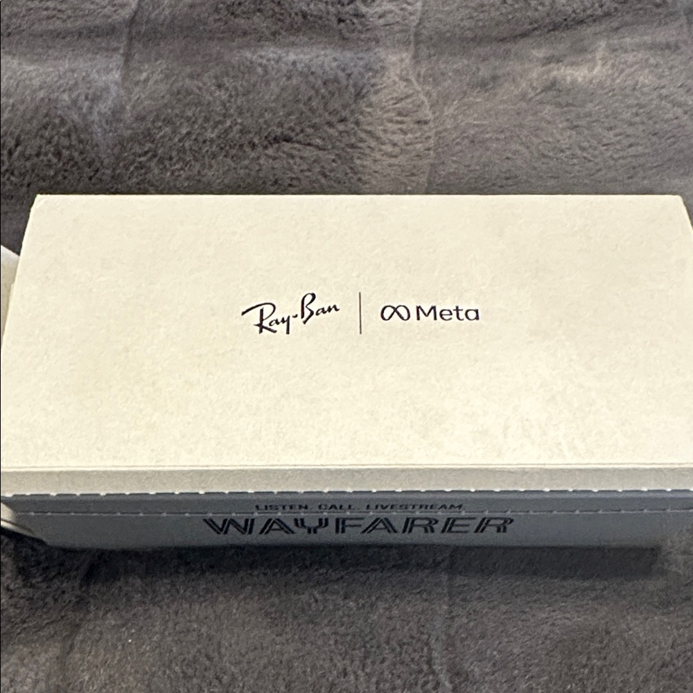 Ray-Ban Meta Wayfarer Cream Box with Ray Ban AI glasses NWOT